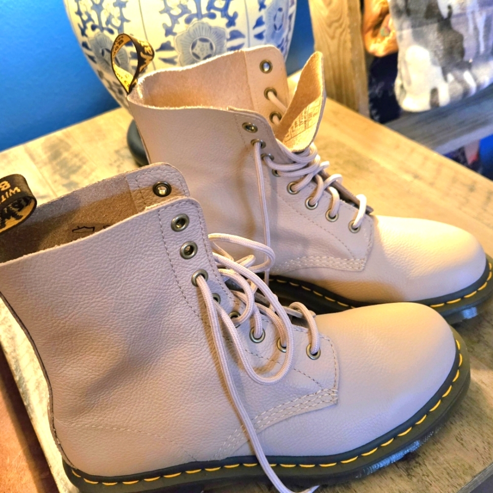 Dr. Martens 1460 Pascal *New* womens size 8